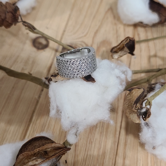 🤍🩶NEW🤍🩶GORGEOUS!! Tiny CZ'S Silver Plated Band Ring - Picture 4 of 14